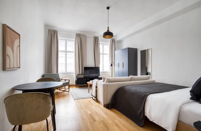 Chic Josefstadt Studio w/ Elevator, walk to bars, Metro U6, by Blueground