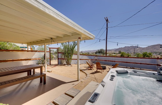 Chic Joshua Tree Retreat w/ Private Hot Tub!