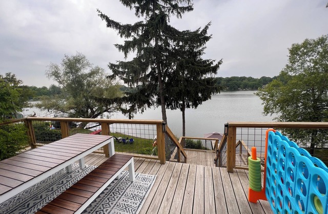 Chic Lakefront Cottage near Ann Arbor
