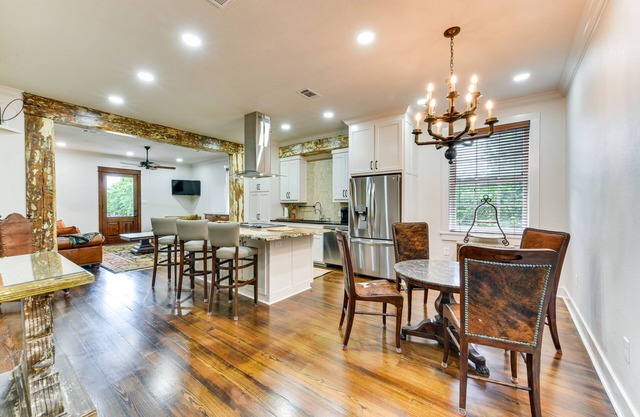 Chic Louisiana Retreat - Balcony & River Views!