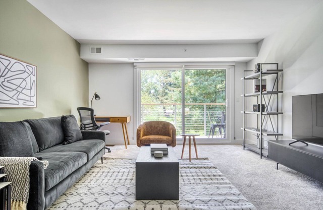 Chic Menlo Park 2BR w/ Pool, W/D, Gym, near 82, 101, 280, by Blueground