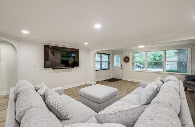 Chic Micanopy Getaway w/ Pool & Pool Table!