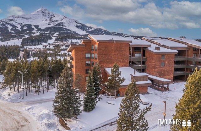 Chic Mid-Century Condo! Amazing Views! 2 Min Drive to Resort!