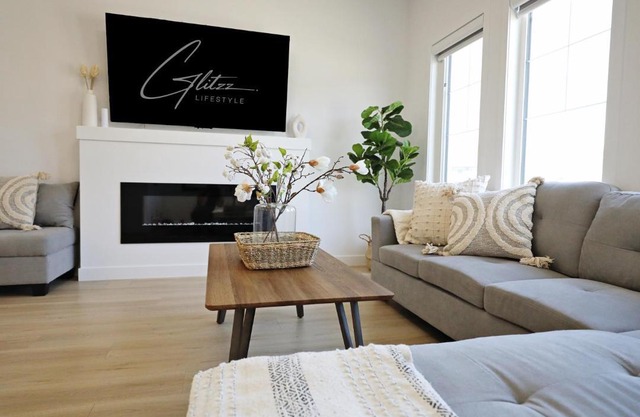 Chic Modern Home,King Bed,Fireplace,Disney