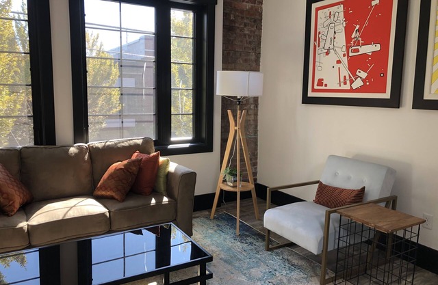 Chic Modern Luxury - 1 bdrm apartment downtown
