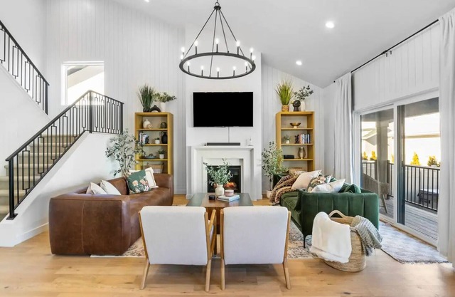 Chic Modern Retreat - Sleeps 10, Hot Tub, Weights