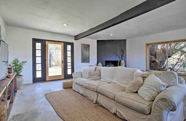 NEW! Chic Morongo Valley Home: Mtn Views & Pergola