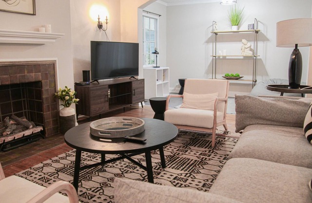 Chic Newly Renovated Apt in Great Location!