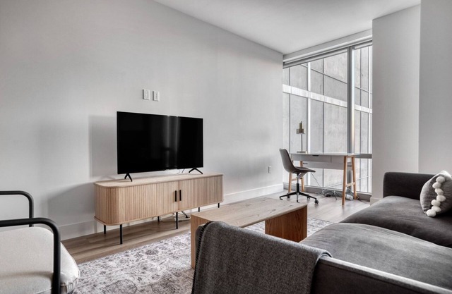 Chic Oakland 1BR w/ Gym, Pool & Coworking, walk to BART, by Blueground