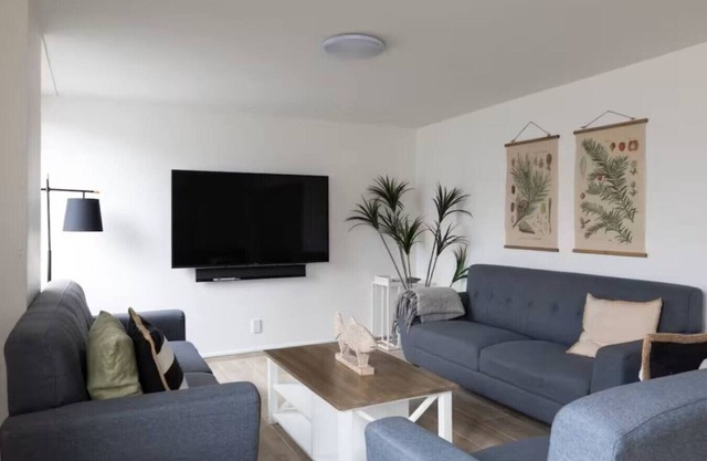 Chic on the Beach | Full Kitchen, Free Parking & Wifi