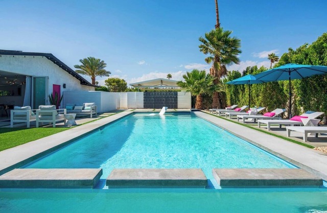 Chic Private Oasis, 4 BR, Huge Pool & Spa, Views!