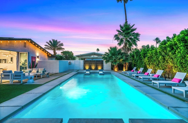 Chic Private Oasis, 4 BR, Huge Pool & Spa, Views!