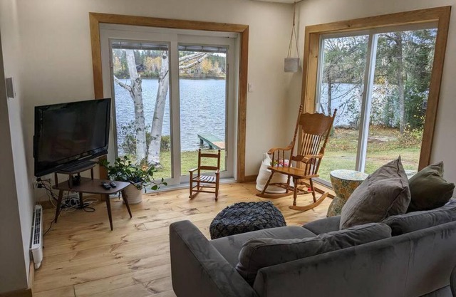 Chic refuge sur le bord de l'eau et des sentiers motoneiges!