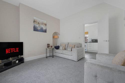 Chic Retreat Coastal Town Sleeps 4