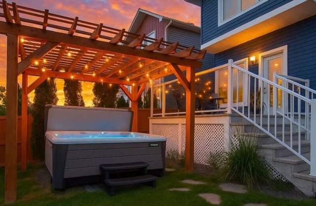 Chic Retreat w/Hot Tub - King Bed - Fireplace - WEM