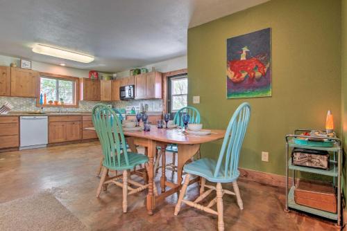 Chic Retro Retreat in Choteau Walk to Dtwn!