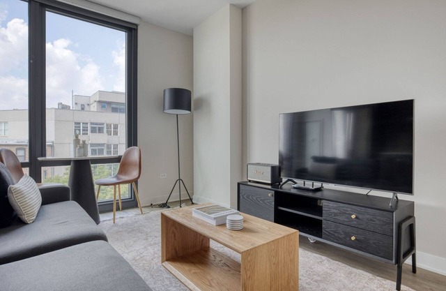 Chic River West Jr 1BR w/ Grills & Gym, nr Entertainment, by Blueground
