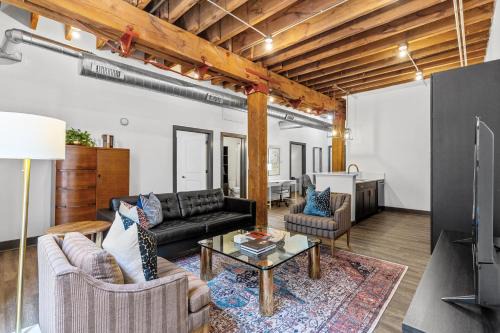 Chic Riverfront Loft - Fitness Center - Walk to Arch, Conventions