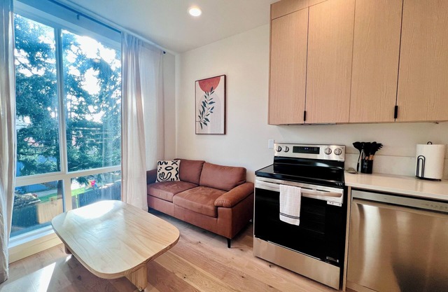 Chic Seattle Townhome + Rooftop & Views
