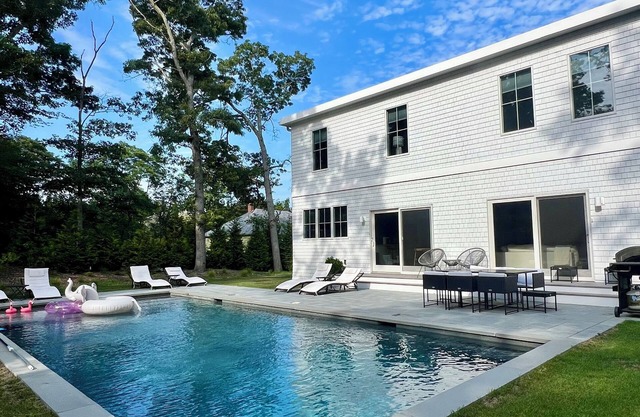 Chic Southampton Getaway w/Heated Pool. Minutes away from village & beach.