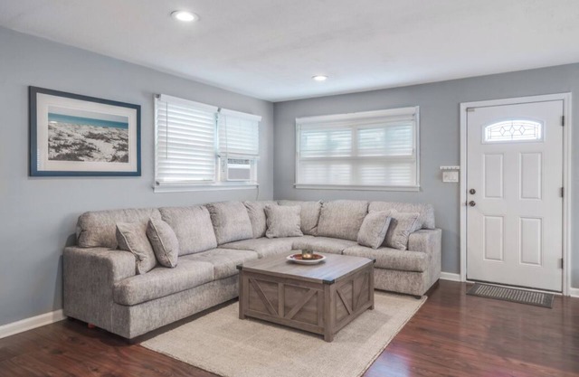 Chic Studio Apartment, with WiFi in welcoming Amityville