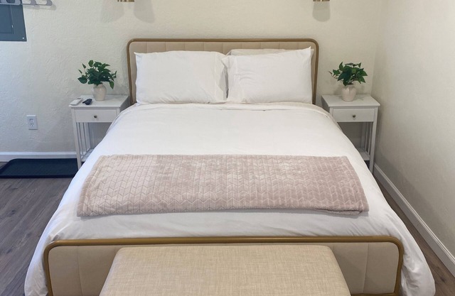 Chic studio hideaway in Riverdale with AC, Wifi