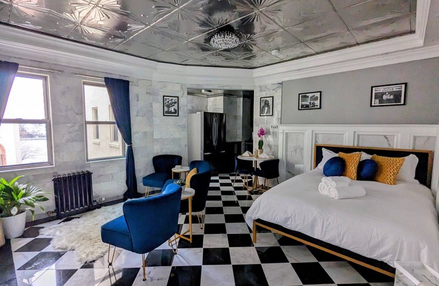 Chic studio w/lake views 3 blocks from beach! Minutes to downtown! Pet-friendly!