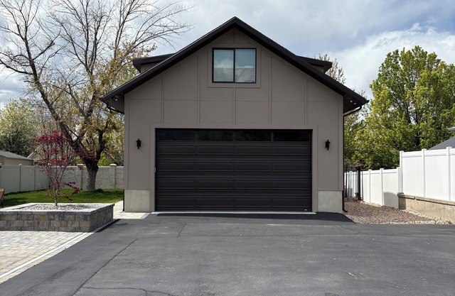 Chic studio with AC and WiFi in Draper Sleeps up to 4 w/ sofa bed & 1 car garage