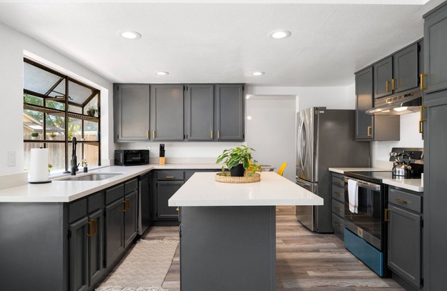 Chic Stylish 5Bed/3Bath Retreat near Downtown