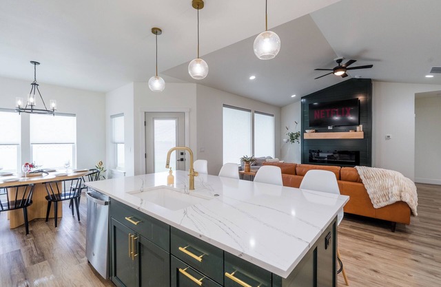 Chic & Stylish/King bd/Fireplace