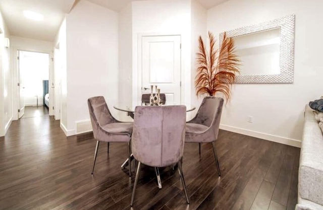 Chic Suite - Long Stays - King Bed - Fireplace &WiFi