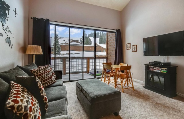 Tahoe Donner Loft mit wunderschönem Bergblick! Direkt an der Abfahrt gelegen - perfekt zum Sommerwandern! Kostenlose Parkplätze und HOA Ausstattung.