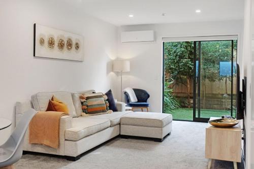 Chic Te Atatū Gem - Modern 2BR Townhouse