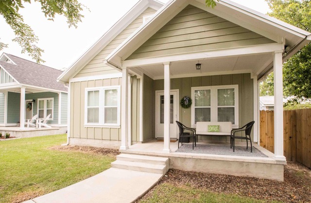 Chic Thomasville Home: Walk to Downtown!