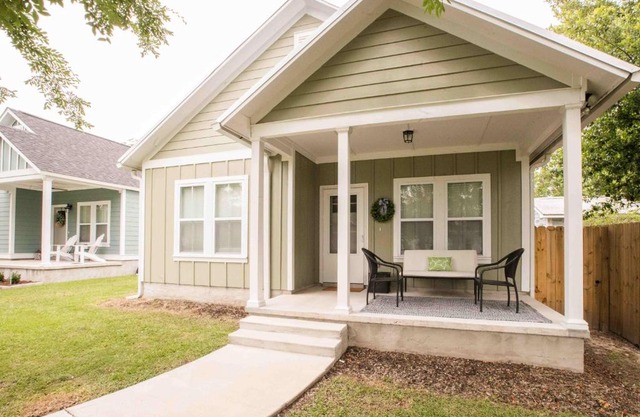 Chic Thomasville Home Walk to Downtown!