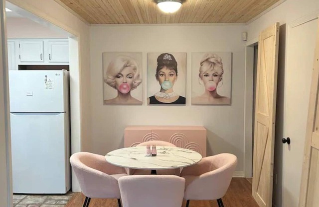 Chic Townhome at Rez, 2 Queen Beds, Smart TVs, Centrally Located, Community Pool
