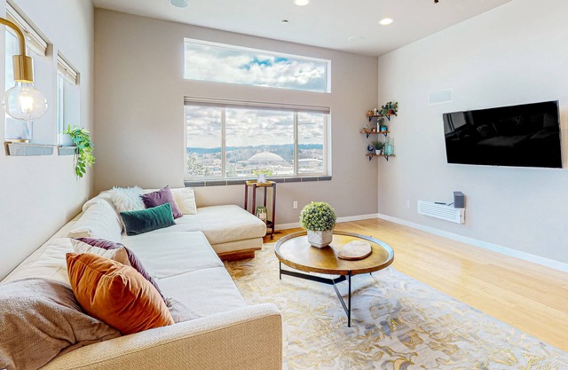 Chic townhome with rooftop deck, city & mountain views & outdoor kitchen