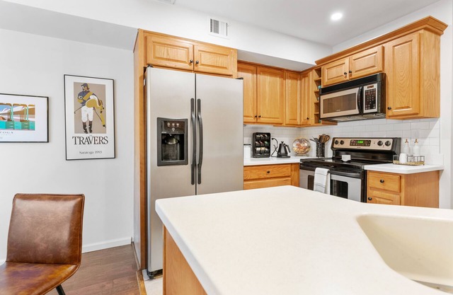 Chic Townhouse Near SPAC, Cafe & Restaurants, 2 Suites, King Bed, Pets Friendly
