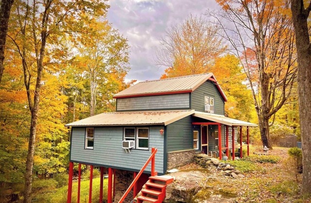 Chic Treehouse Cabin with Pedal Boat, Hot Tub, BBQ, Fire Pit, SUPs, & Lake Access