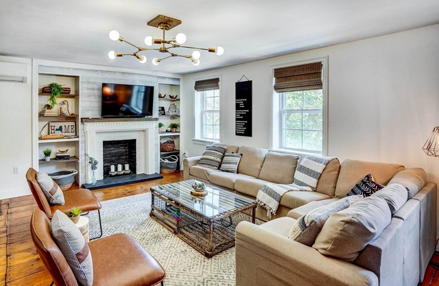 Chic Troy Home Near Downtown, 9 Mi to Albany!