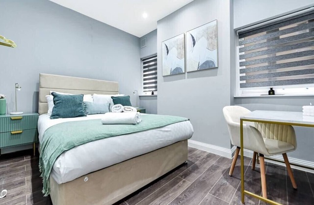 Chic Urban Retreat: 3BR Gem in Vibrant Location