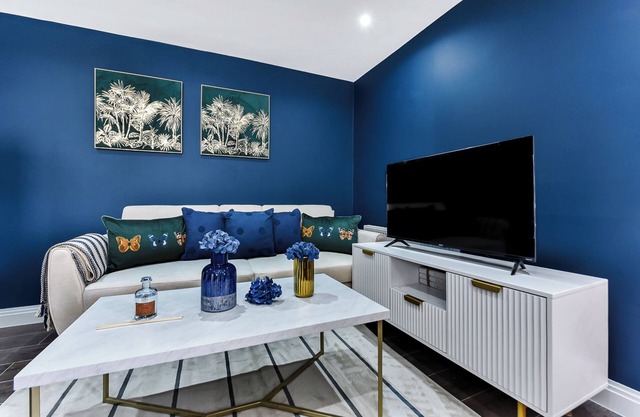 Chic Urban Retreat: 3BR Gem in Vibrant Location