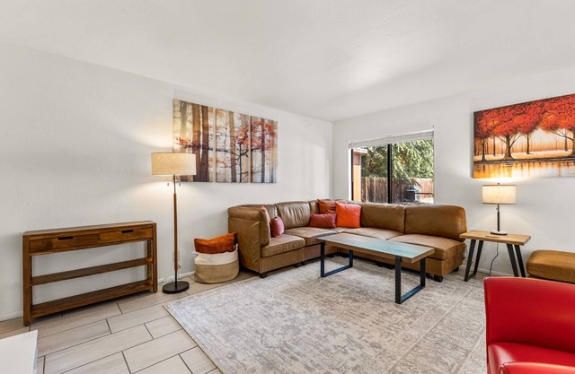 Chic Urban Retreat - Downtown & Parking - Sleeps 4
