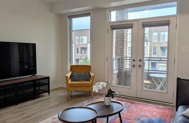Chic Urban Stay in Oakville - 40mins to Toronto, walking distance to shops