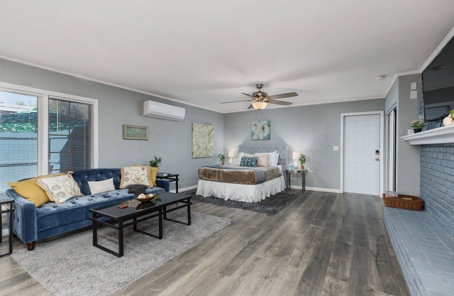Chic Vegas Studio - Pool, Patio, BBQ+ 3 Miles to Strip!