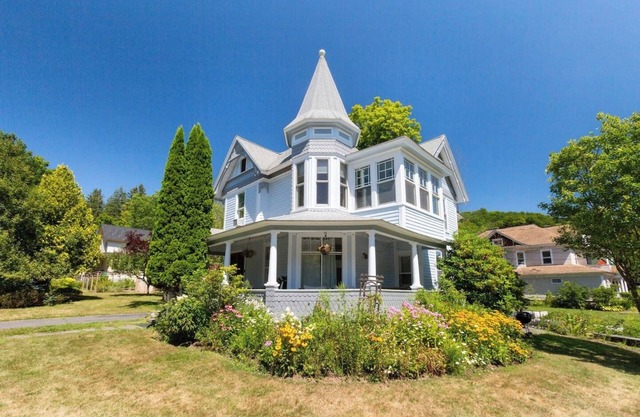 Stylish Village Victorian - Spacious, Well Appointed and Centrally Located