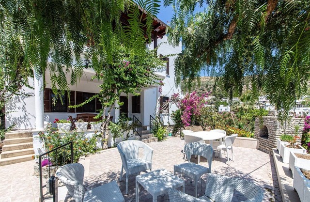 Chic Villa w Fireplace, BBQ 5 min to Beach