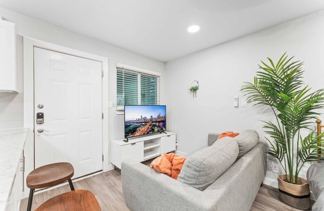 Chic West Downtown studio w/ washer&dryer