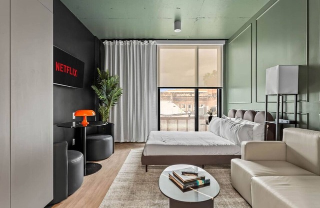 Chic Ybor Studio |Free Parking | Mins to DT!