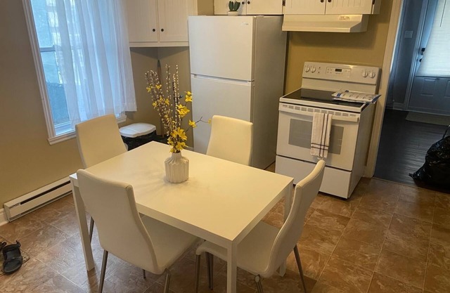Chic3-Bedroom Private Garden, Parking- Self check-in- 35Min from Montréal!